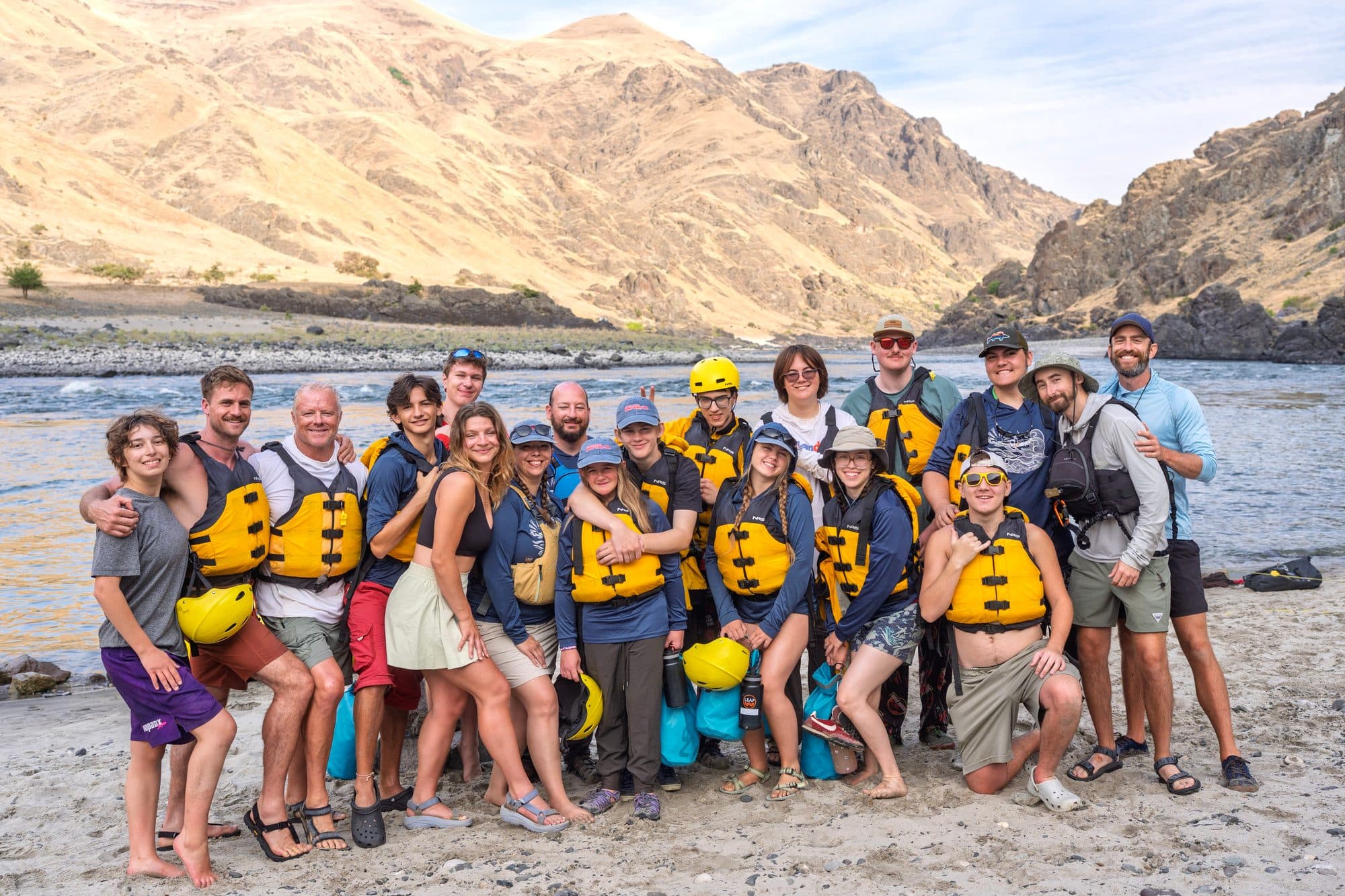 Eine Gruppe mit Schwimmwesten an einem Fluss