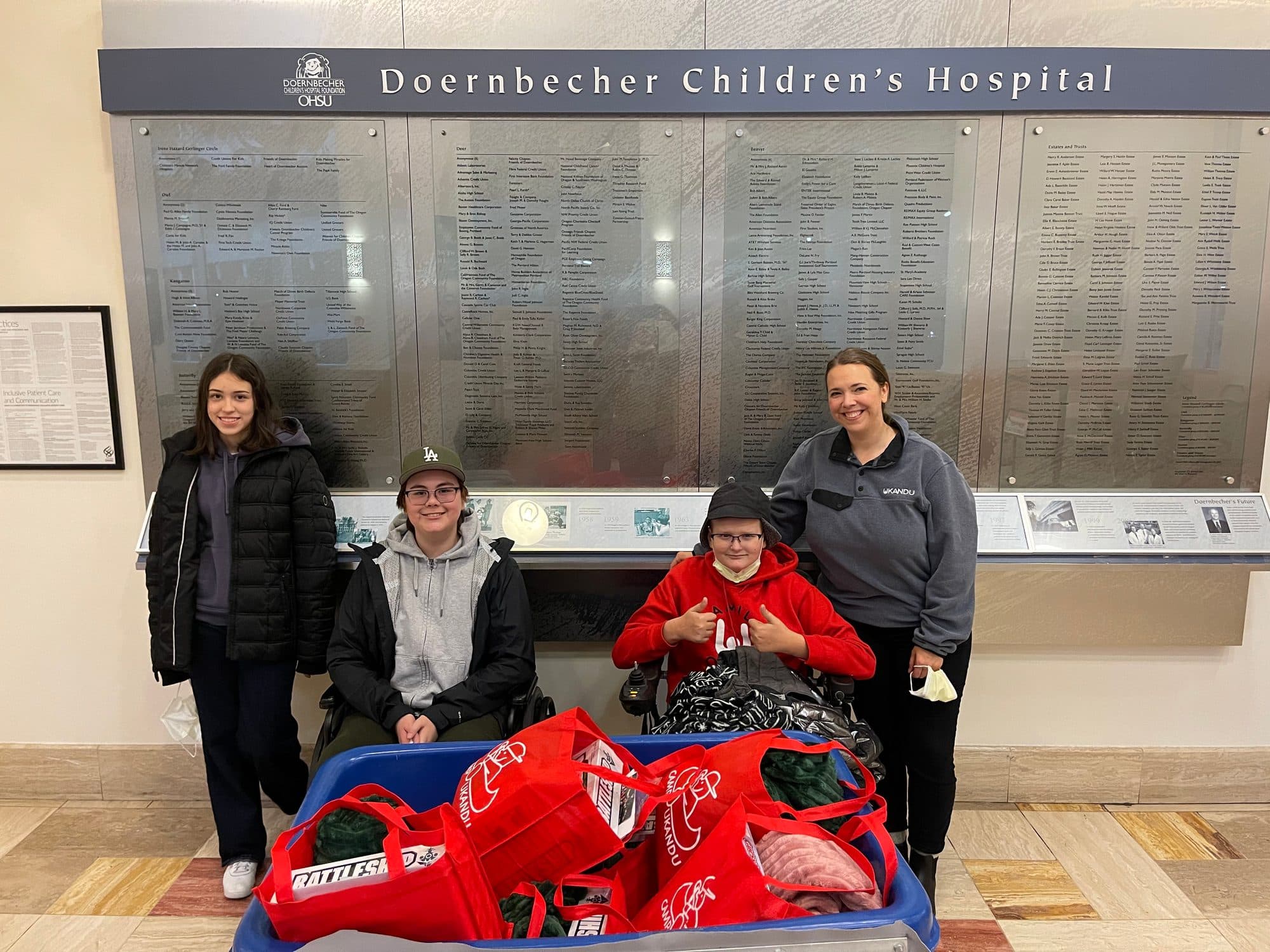 Eine Gruppe mit Spendentaschen vor Doernbecher