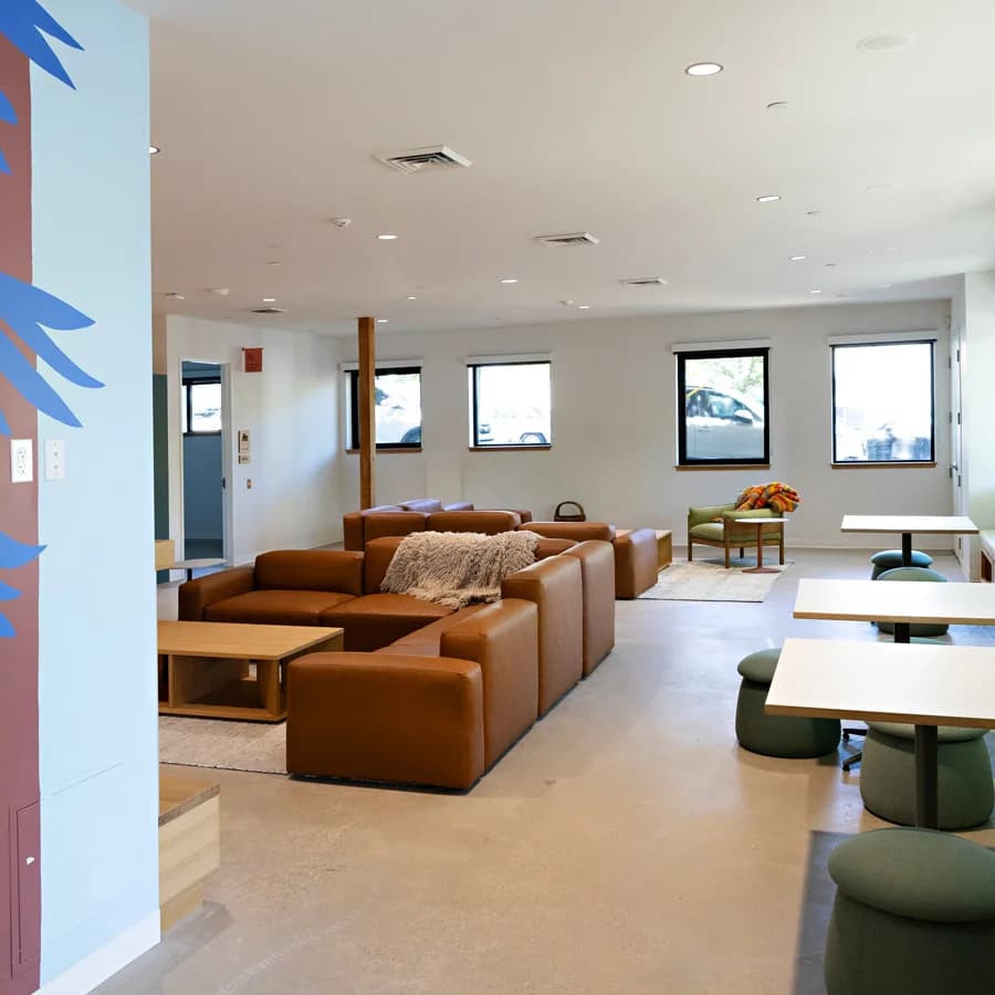 صالة الجلوس في The Loft، بأرائكها الجلدية وطاولاتها على طراز المقهى