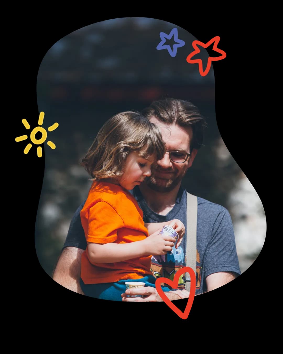 Un parent porte son enfant au camp, entouré des étoiles, du soleil et du cœur dessinés à la main d'Ukandu